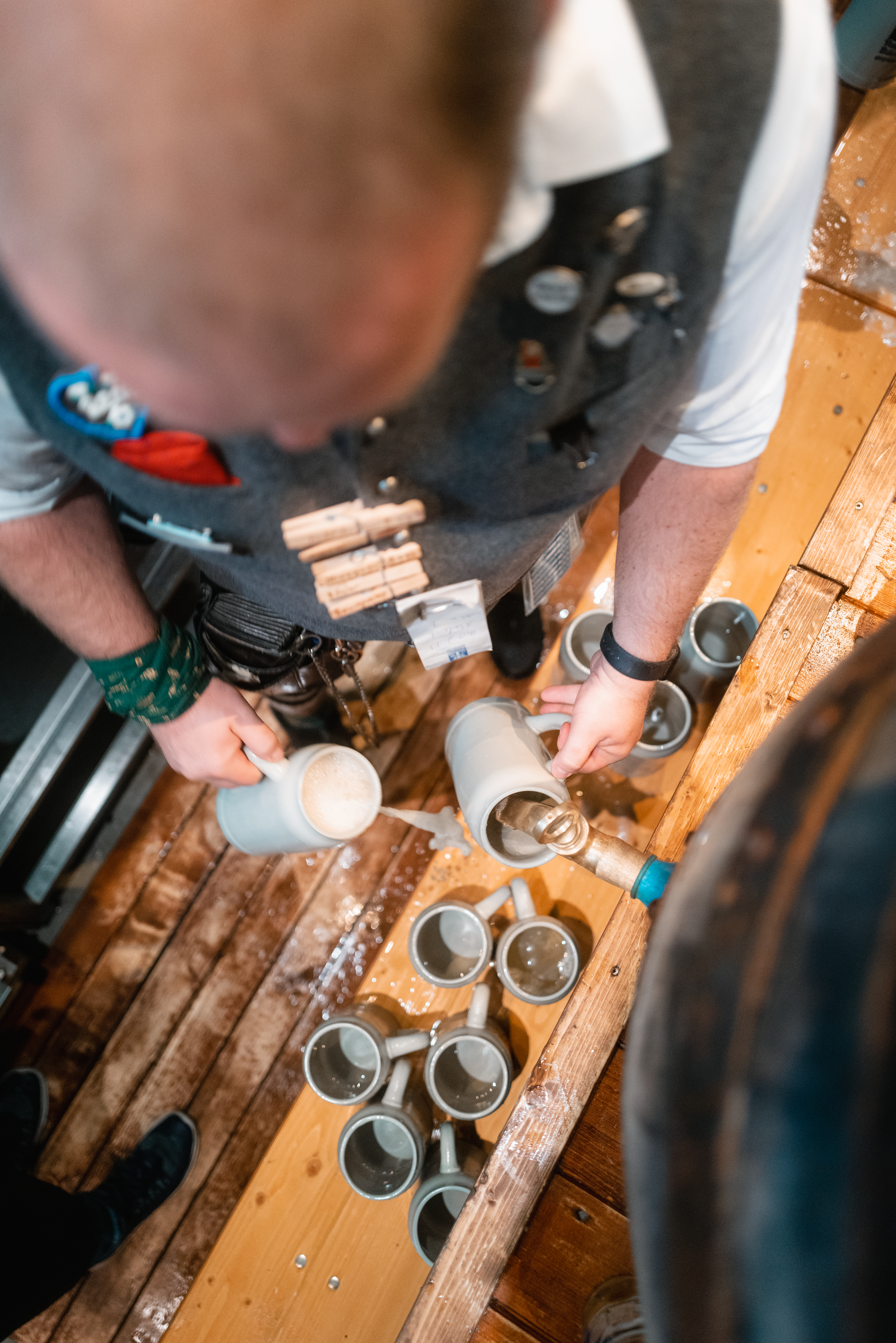 Spillatura della birra in un boccale Maß all’Oktoberfest