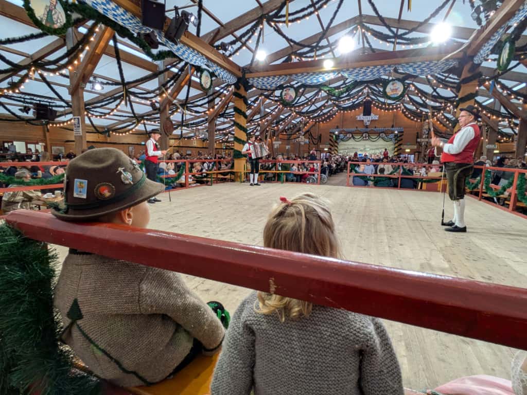 Spettacolo tradizionale nella sezione storica dell’Oktoberfest