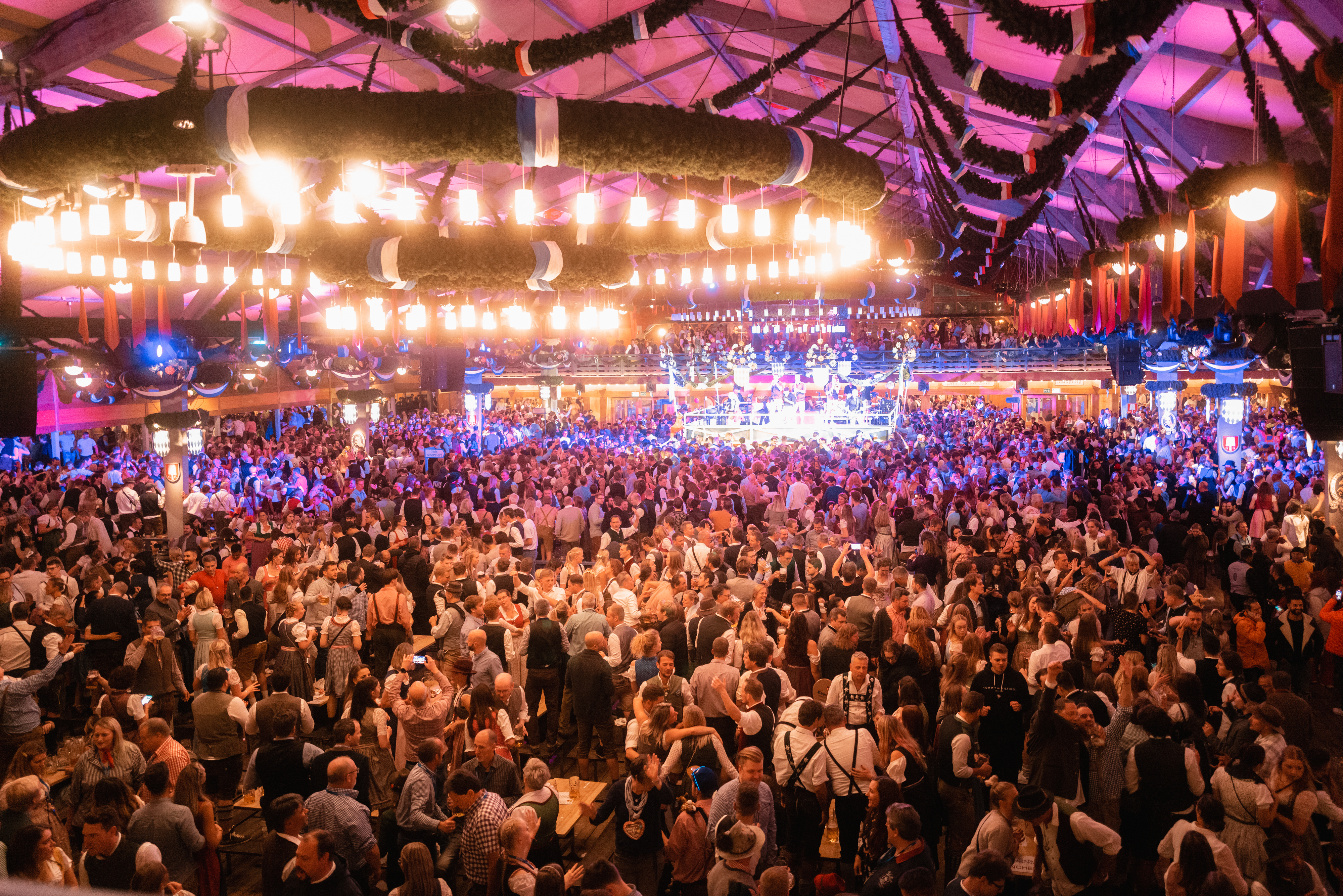 Interno affollato della Festhalle Schottenhamel all’Oktoberfest di Monaco