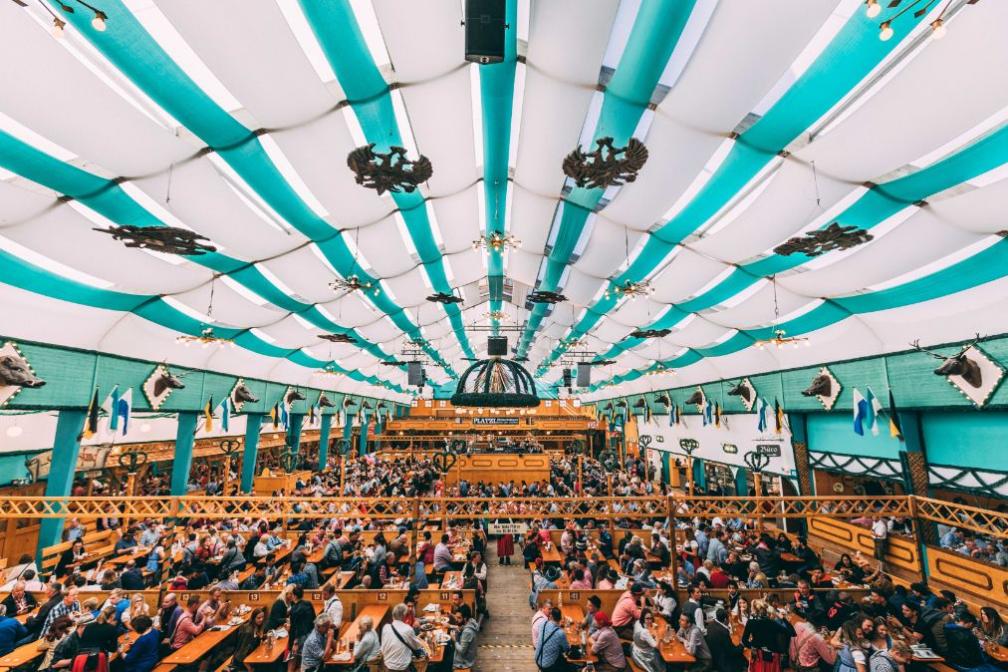 Innenansicht vom Armbrustschützenzelt auf dem Münchener Oktoberfest