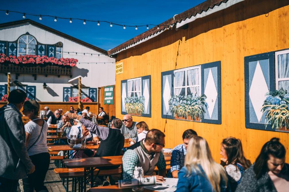 Biergarten des  Armbrustschützenzelts auf dem Münchener Oktoberfest