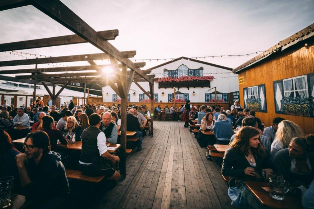 Abendstimmung im Biergarten vom Armbrustschützenzelt auf dem Münchener Oktoberfest