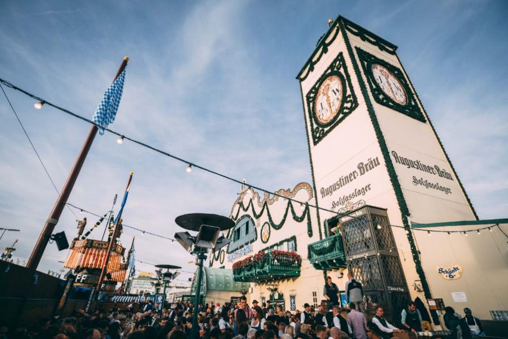 Eingangsbereich der Augustiner-Festhalle auf dem Oktoberfest