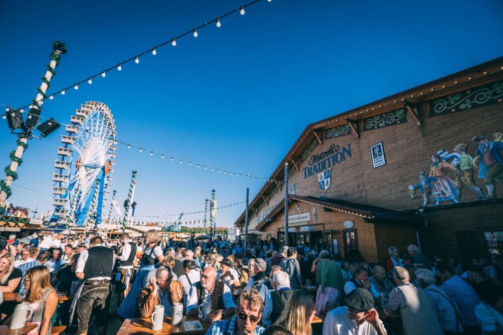Biergartenbereich vom Festzelt Tradition auf der Oidn Wiesn