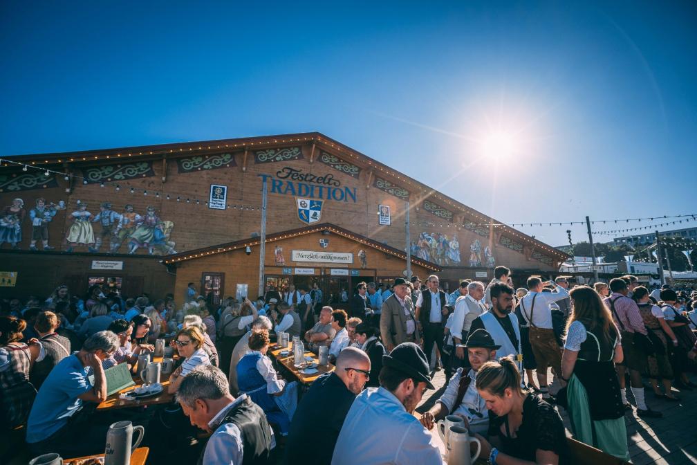 Biergarten vom Festzelt Tradition mit Blick auf die traditionelle Fassade. 