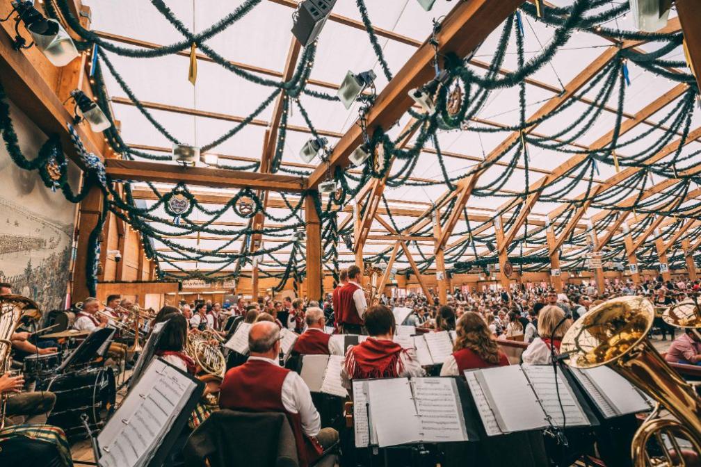 Im Festzelt Tradition wird ausschließlich traditionelle, bayerische Blasmusik gespielt. 