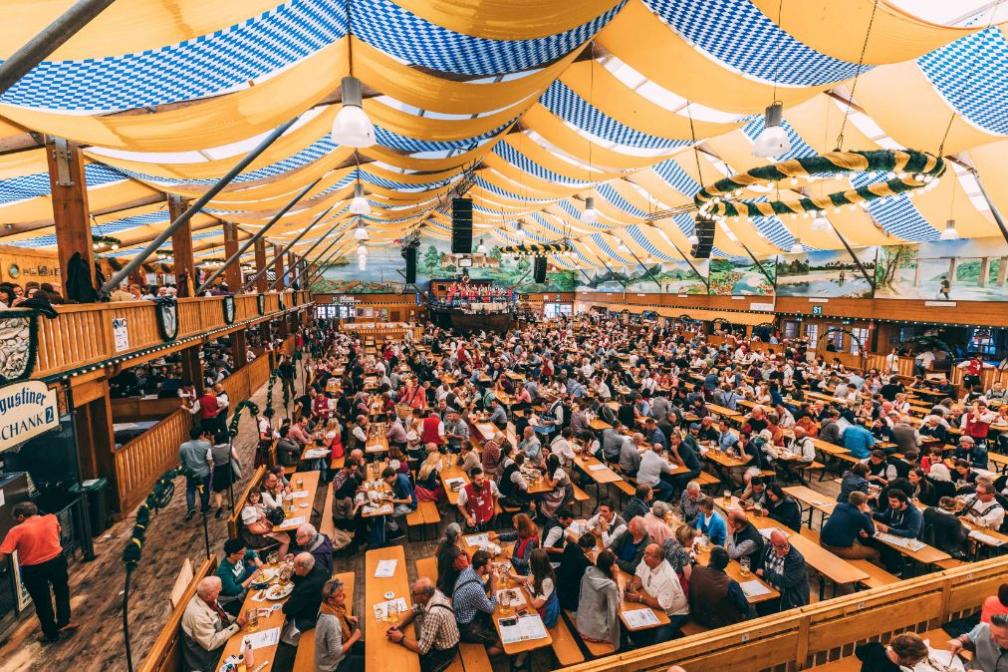 Draufsicht: Die Fischer Vroni auf dem Münchner Oktoberfest.