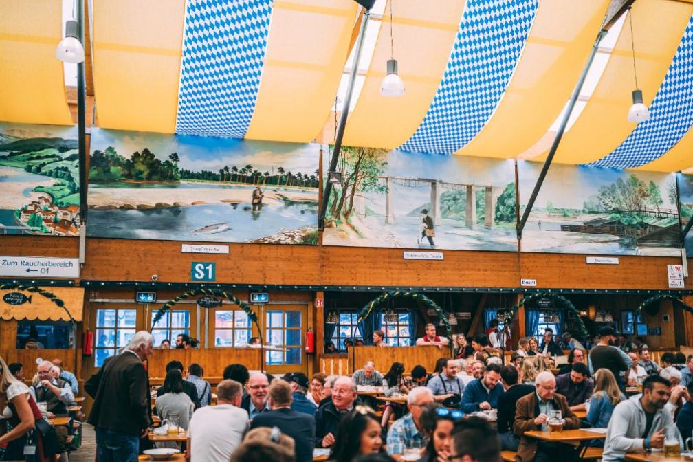 Die Fischer Vroni auf dem Münchner Oktoberfest.