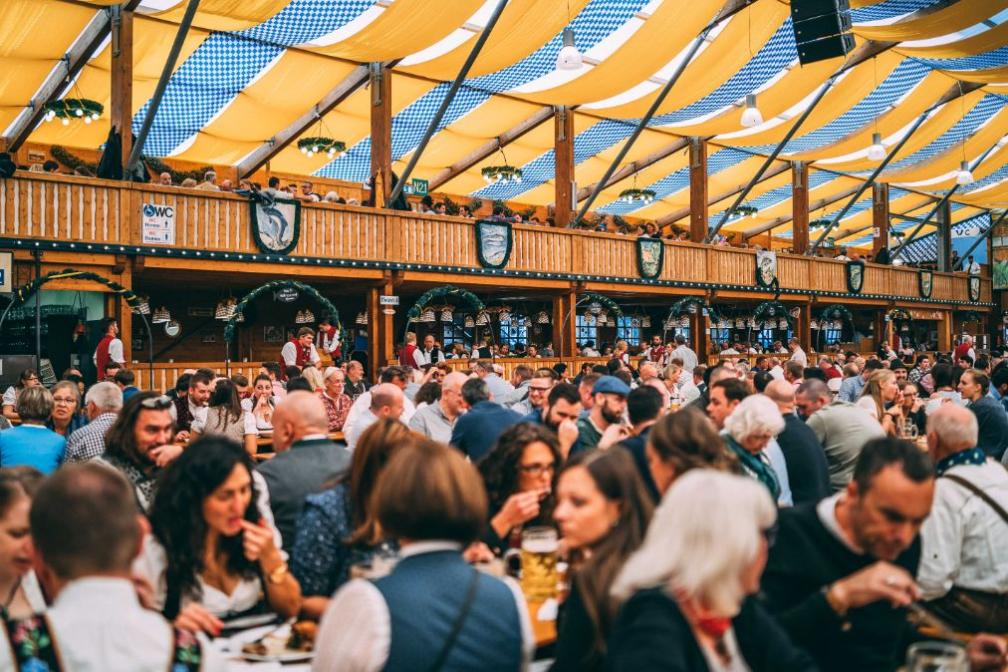 Publikum in der Fischer Vroni auf dem Münchner Oktoberfest.