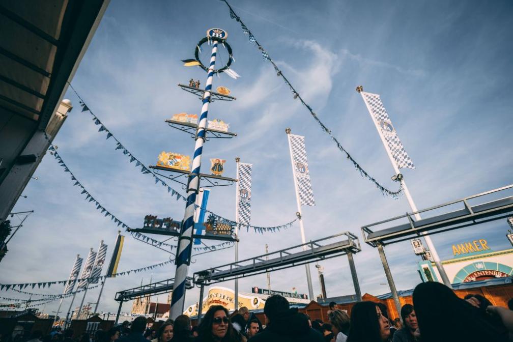 Biergartenbereich des Hofbräu-Festzelts