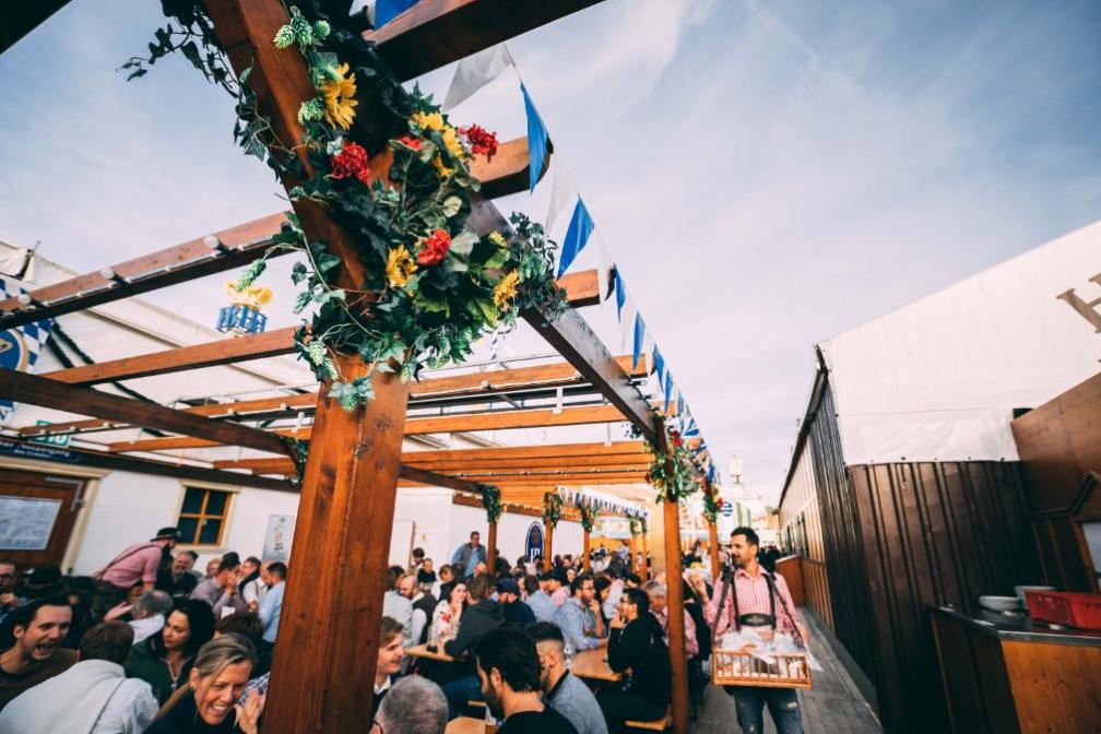 Deko im Biergartenbereich. 