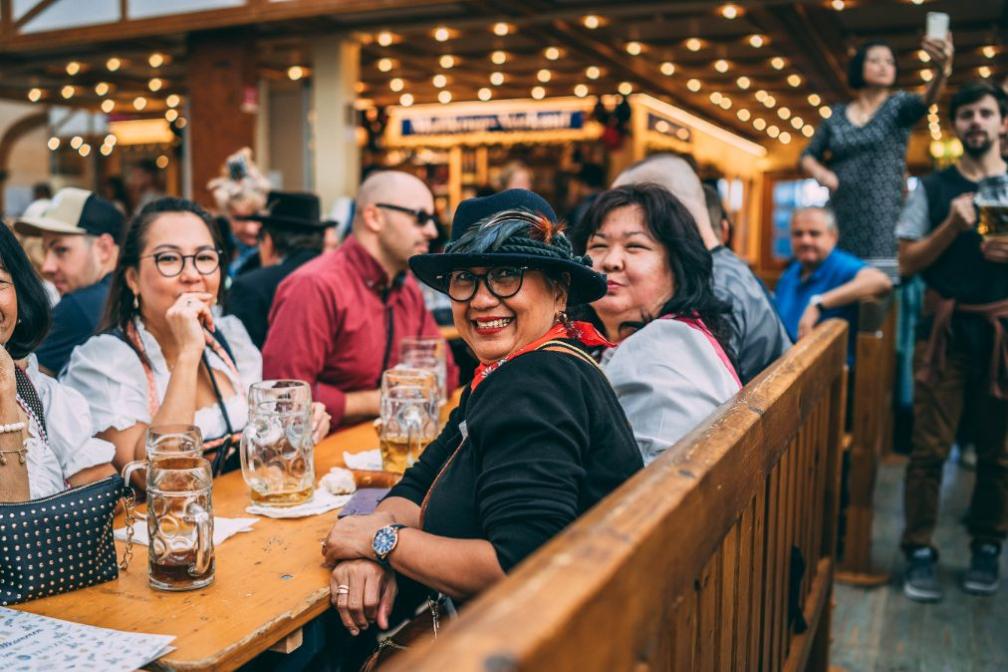Besuchergruppe im Hofbräu-Festzelt. 