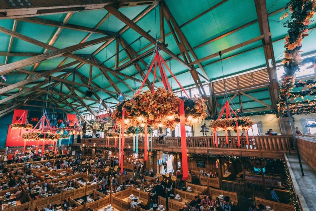 Innenansicht von Kufflers Weinzelt auf dem Oktoberfest