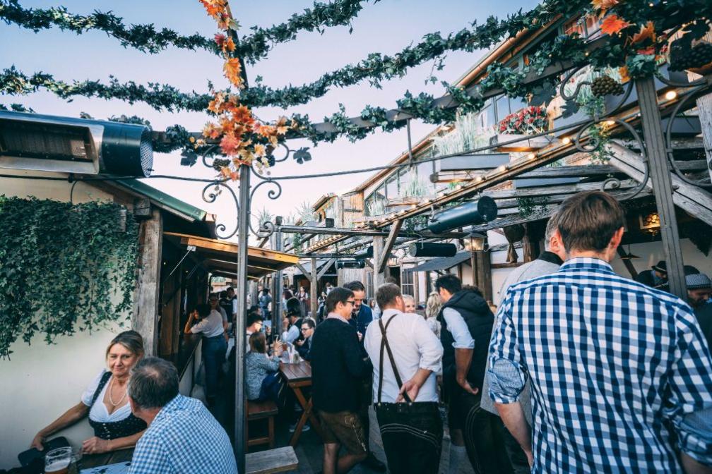 Der "Biergartenbereich" von Kufflers Weinzelt: Biertrinker müssen sich hier mit Weißbier begnügen. 