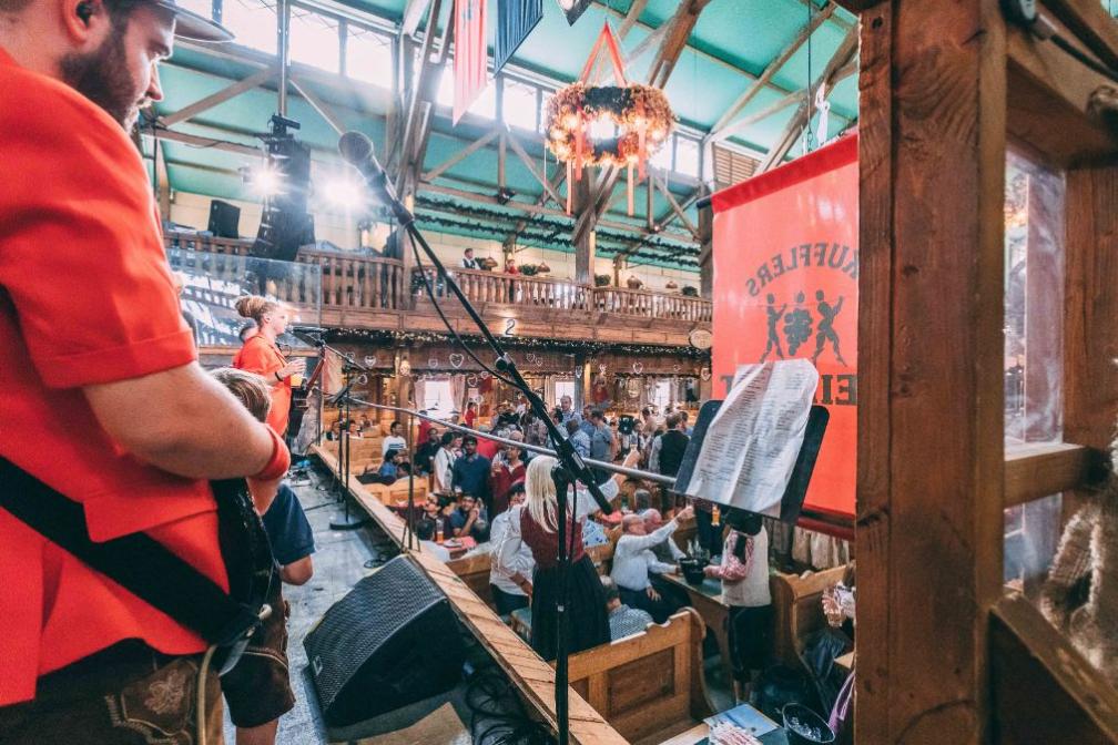 Insgesamt fünf Bands sorgen die Woche über ab Mittag abwechselnd für Stimmung in Kufflers Weinzelt.