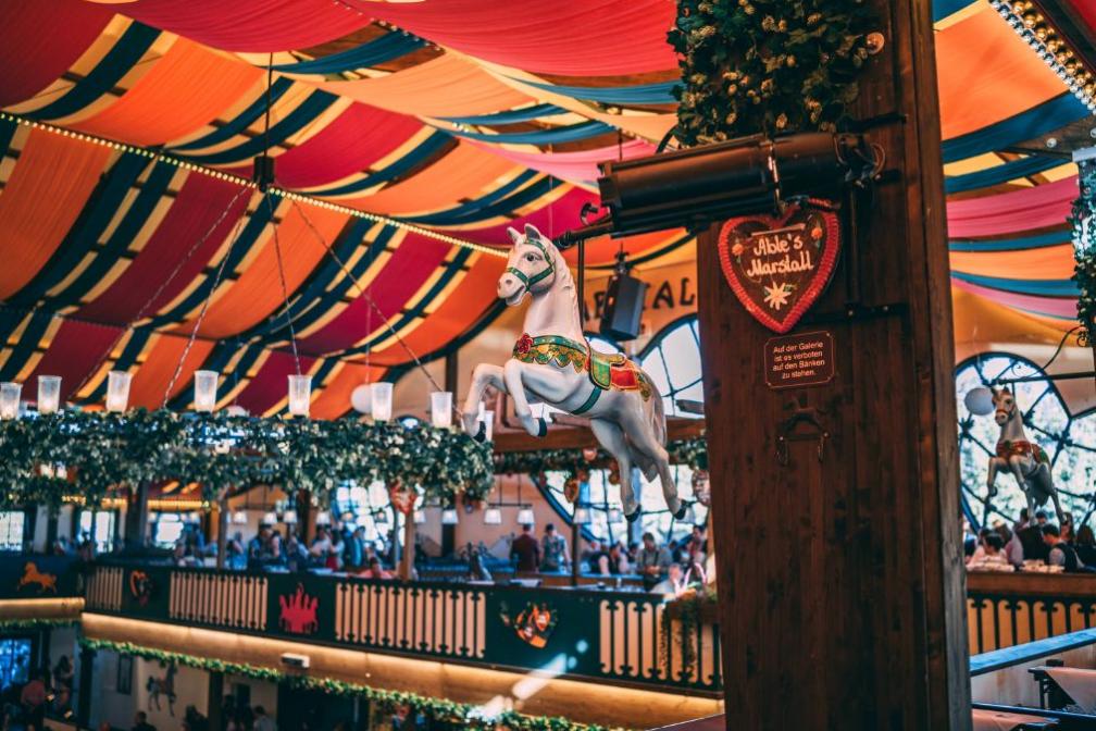 Dekorationen im Marstall Festzelt