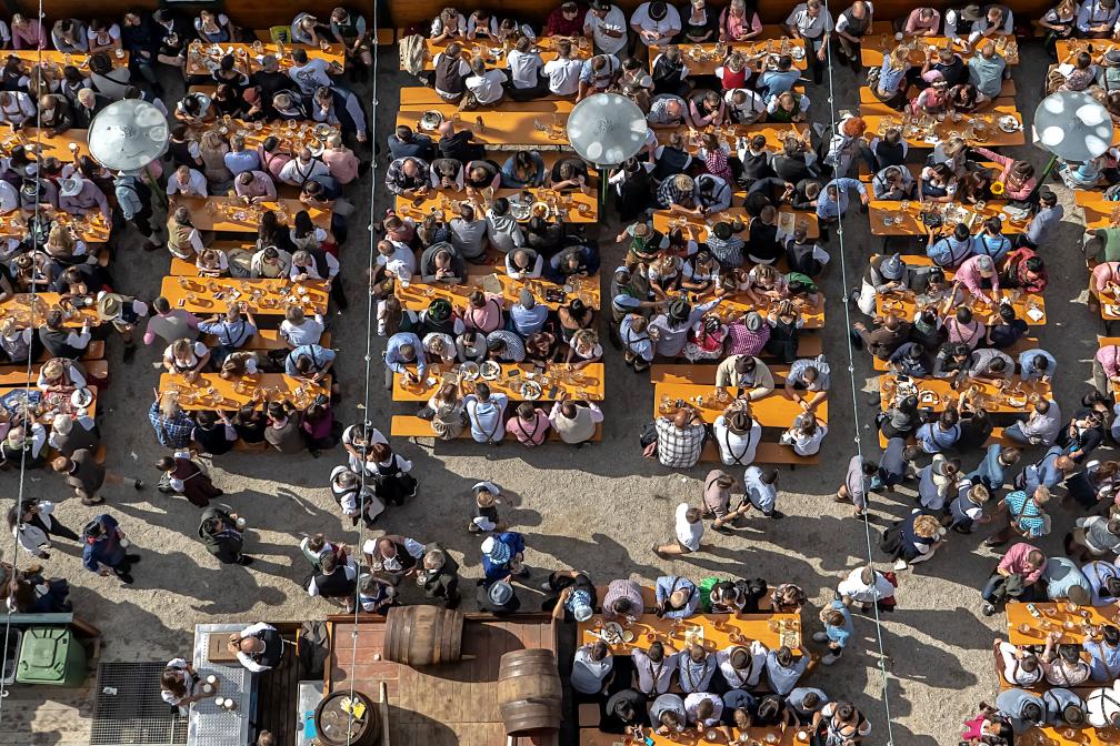 Wiesnbesucher im Biergarten aus der Vogelperspektive