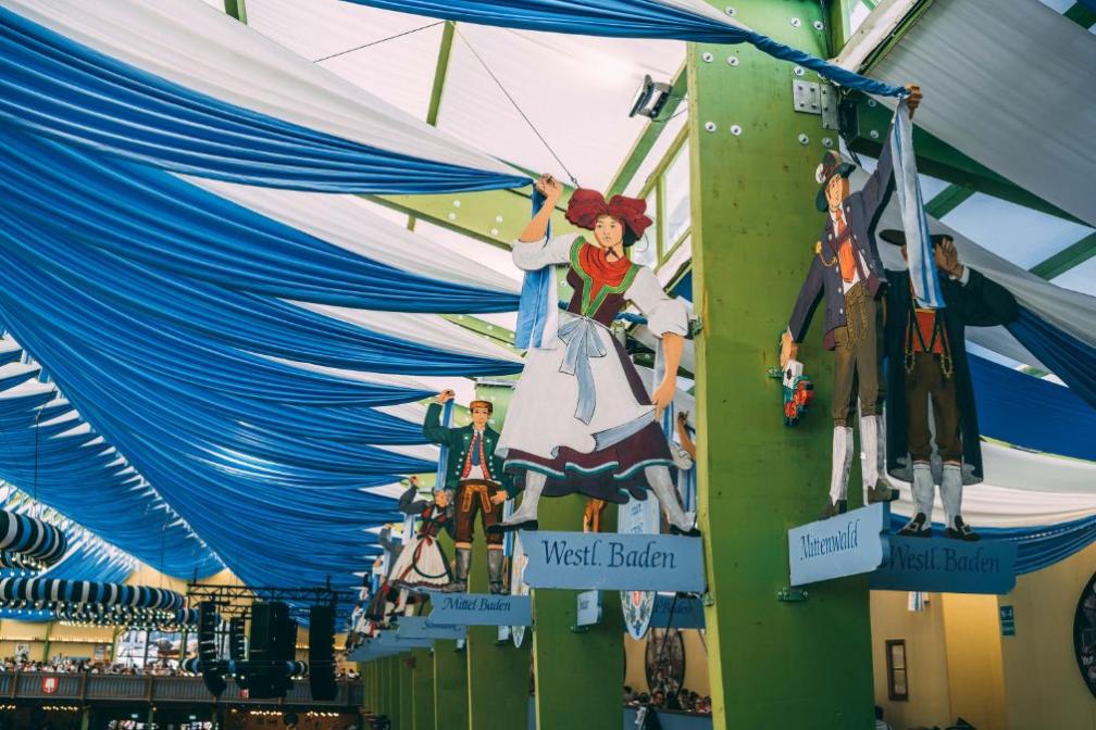 Die berümten Dekorations-Figuren in der Ochsenbraterei