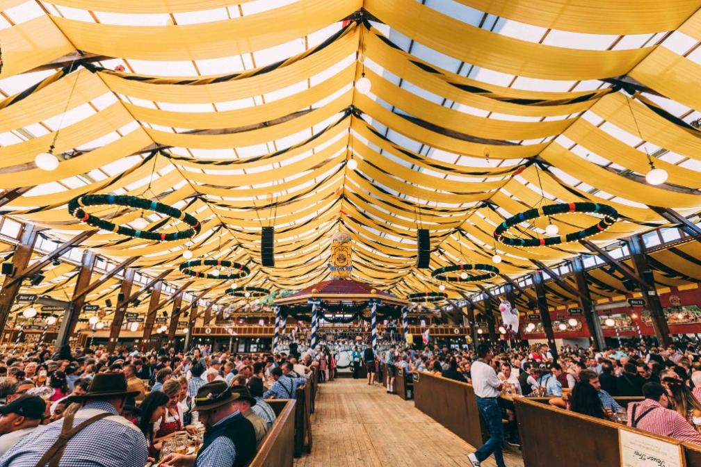 Blick auf die festliche Decke im Paulaner Festzelt