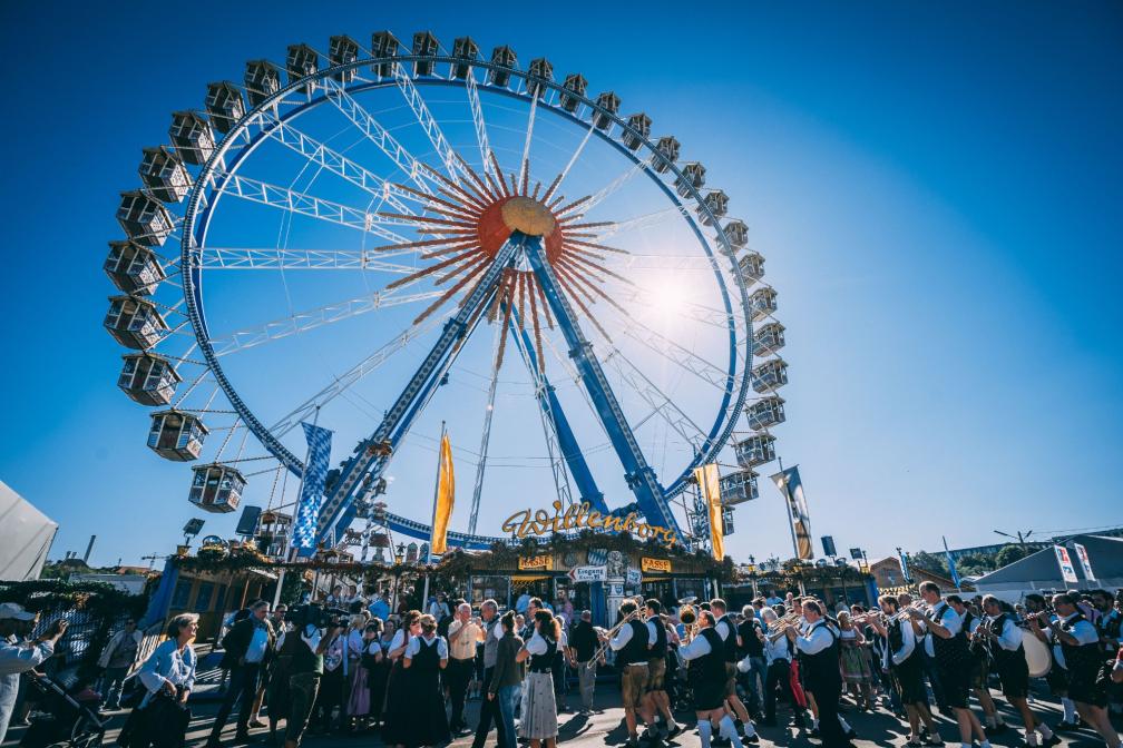 Blick auf das Willenborg Riesenrad während des Oktoberfests