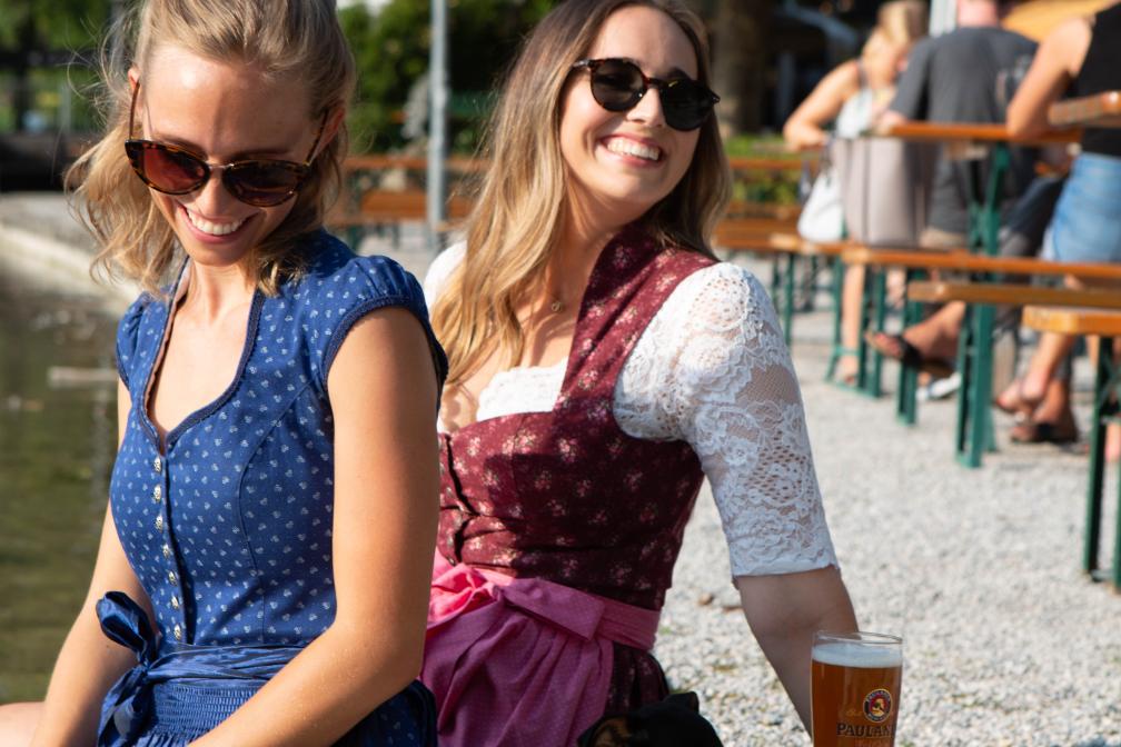 Dirndl sieht man auch oft in Münchner Biergärten.