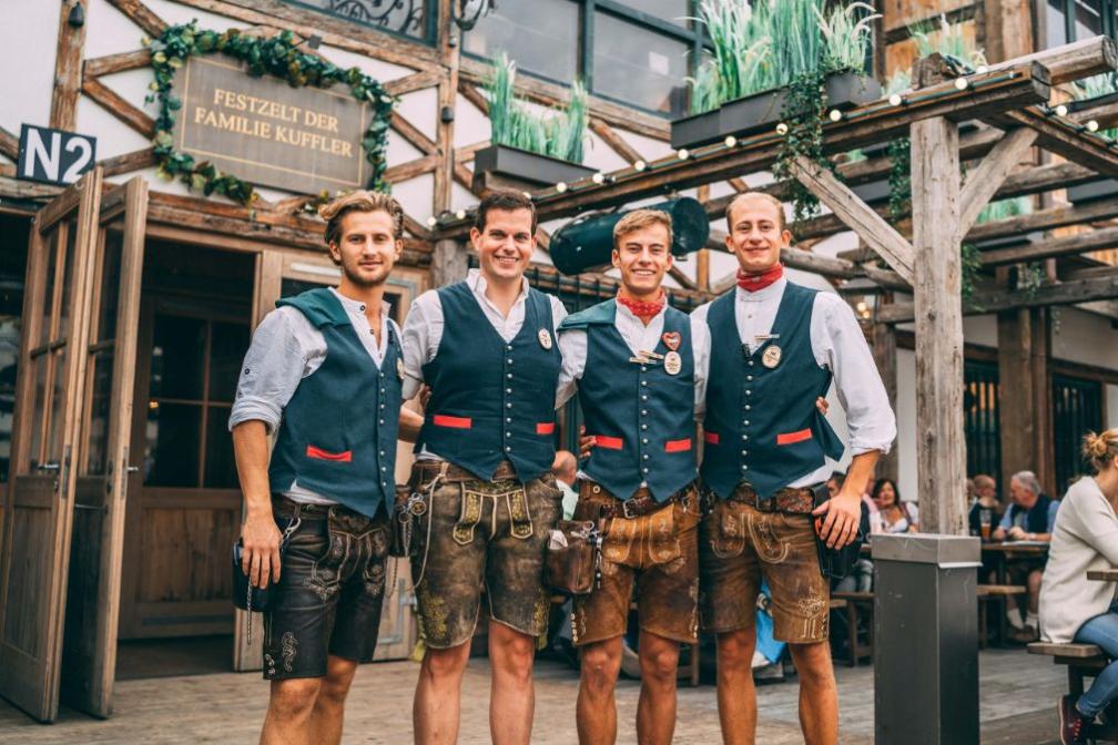 Bedienungen auf dem Oktoberfest tragen ebenfalls Tracht. 