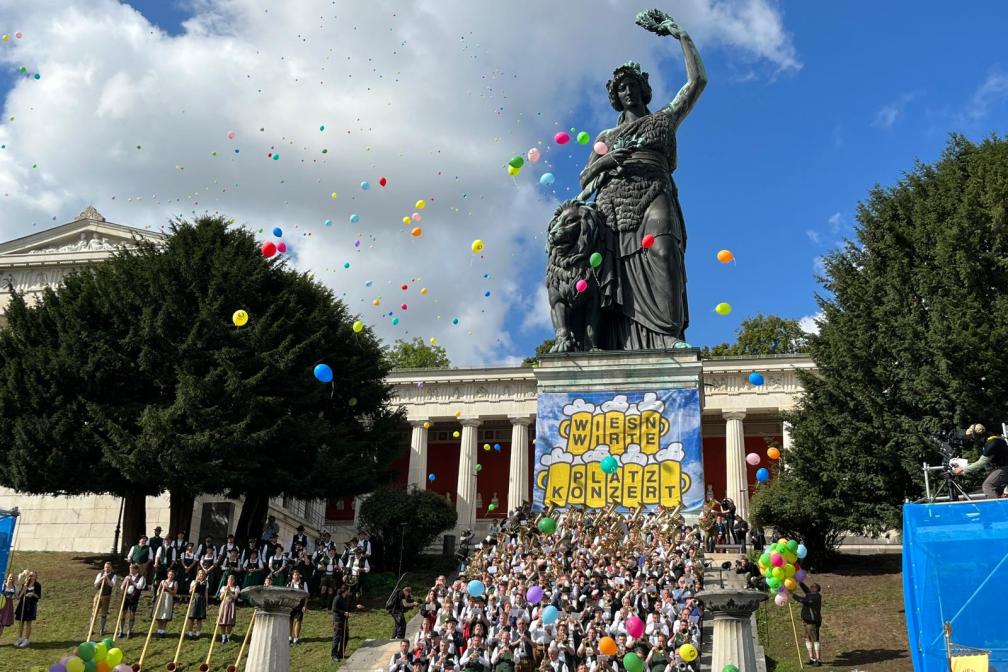 Luftballons steigen beim Platzkonzert in den Himmel auf vor der Kulisse der Bavaria
