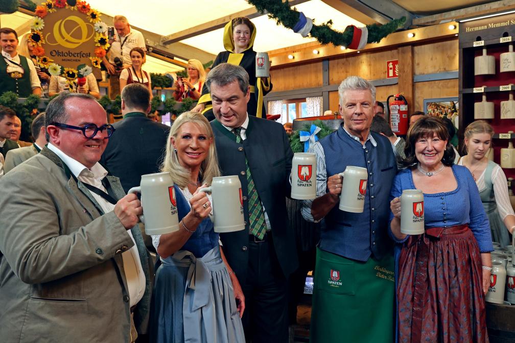 Wirtschaftsreferent Clemens Baumgärtner, Karin Baumüller-Söder, Ministerpräsident Markus Söder, OB Dieter Reiter und seine Ehefrau Petra Reiter beim Anstich