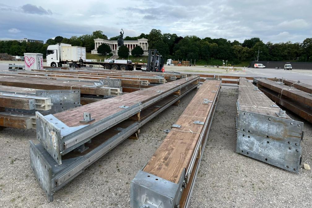 Die ersten Bauelemente der Zelte auf der Baustelle