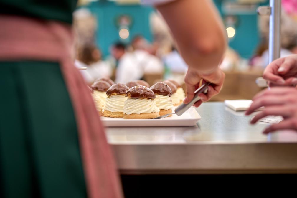 Das Café Theres´ steht seit Jahrzehnten auf der Wiesn für Kaffee und Kuchen.