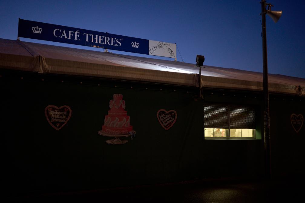 Um zwei Uhr morgens ist es dunkel auf dem Oktoberfest – bis auf eine Ausnahme: Das Fenster der Konditorei im Café Theres´.