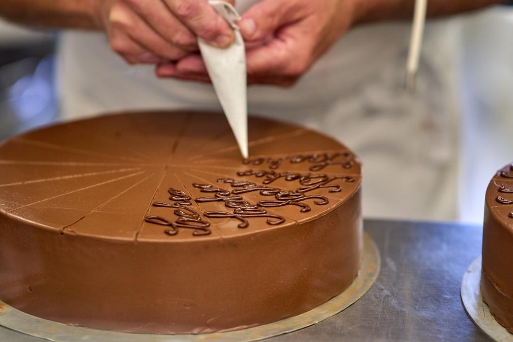 Die Konditoren backen jeden Tag frisch, direkt auf der Wiesn.