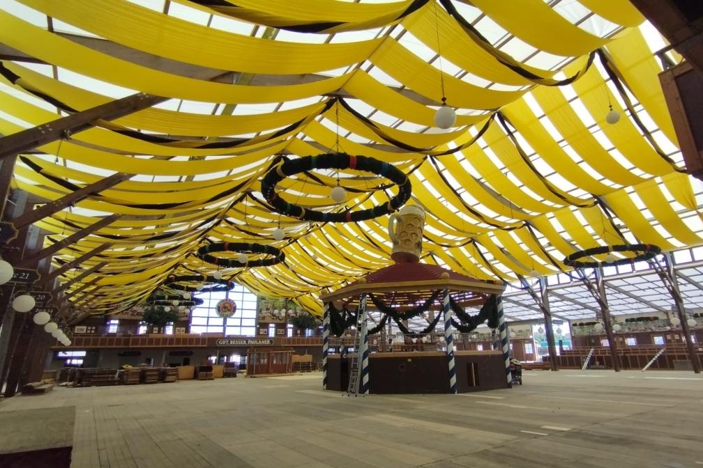 Im Paulaner Festzelt fehlen fast nur noch die Biertische. 