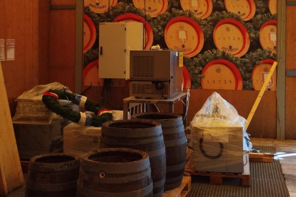 Aufbau 2024: Hier fließt bald das Bier: Der Anzapfbereich im Schottenhamel. 