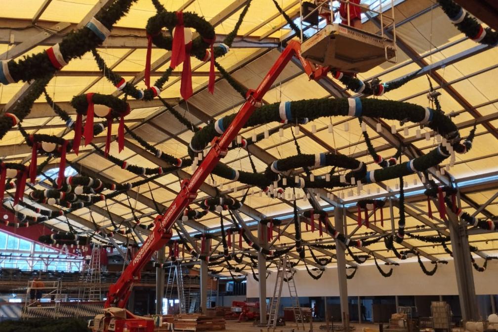 Aufbau 2024: Blick in die Schottenhamel Festhalle