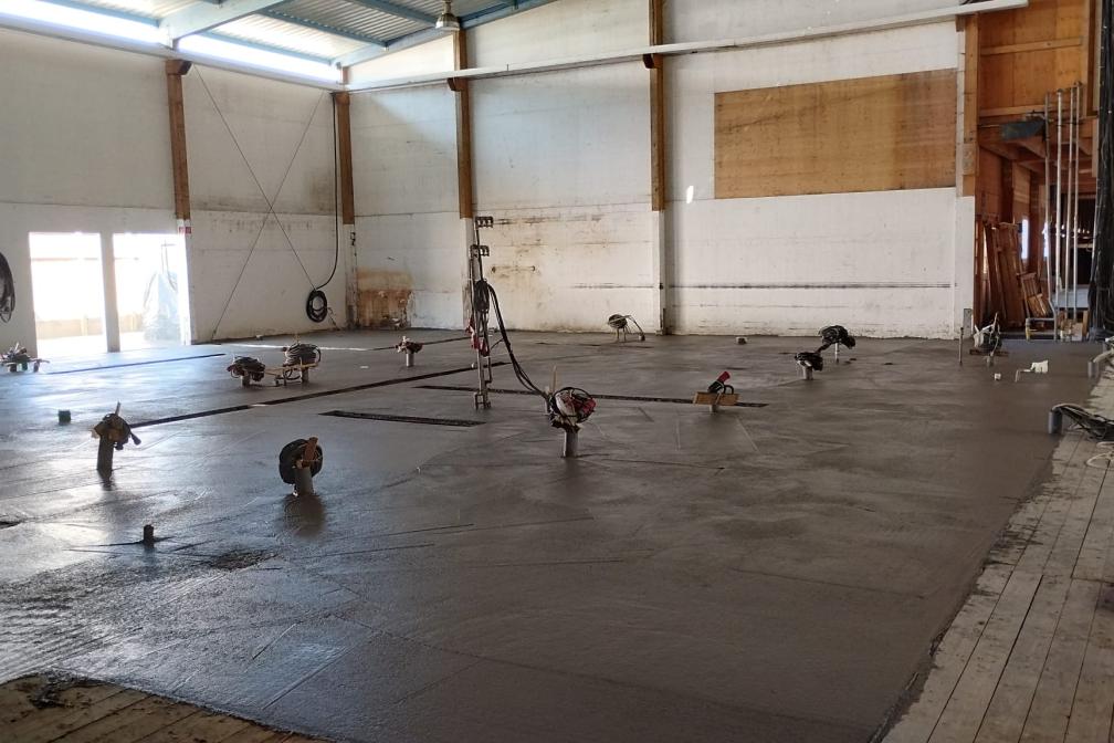 Der frisch aufgegossene Betonboden in der künftigen Großküche im Hacker-Festzelt.