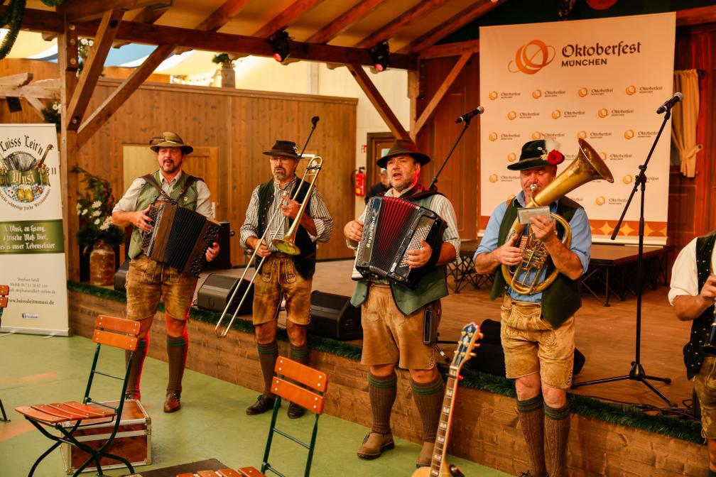 Im Musikantenzelt darf man sich auf zahlreiche Gruppen aus ganz Bayern freuen