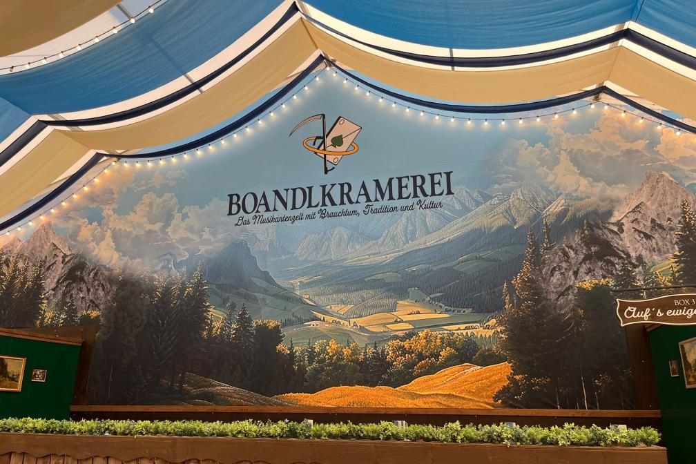 Blick ins neuen Musikantenzelt Boandlkramerei auf der Veranstaltung Oide Wiesn