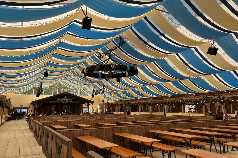 Blick ins neuen Musikantenzelt Boandlkramerei auf der Veranstaltung Oide Wiesn