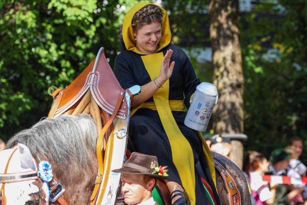 Der Trachten- und Schützenzug ist einer der Höhepunkt der Oktoberfests.