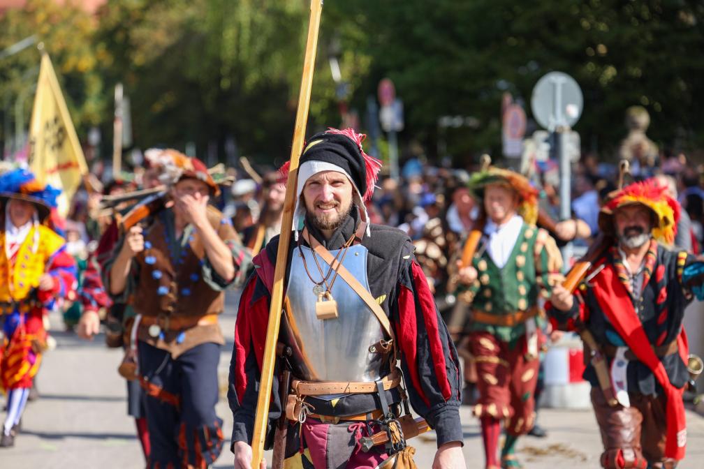 Der Trachten- und Schützenzug ist einer der Höhepunkt der Oktoberfests.