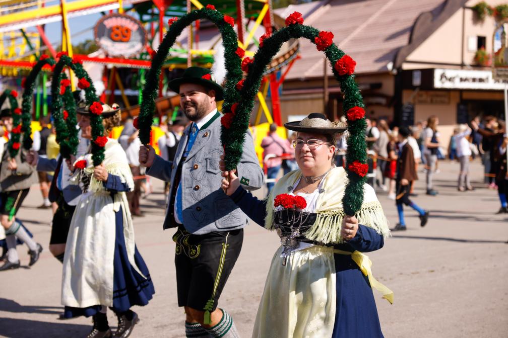 Die Trachtengruppen ziehen auf das Oktoberfest ein.
