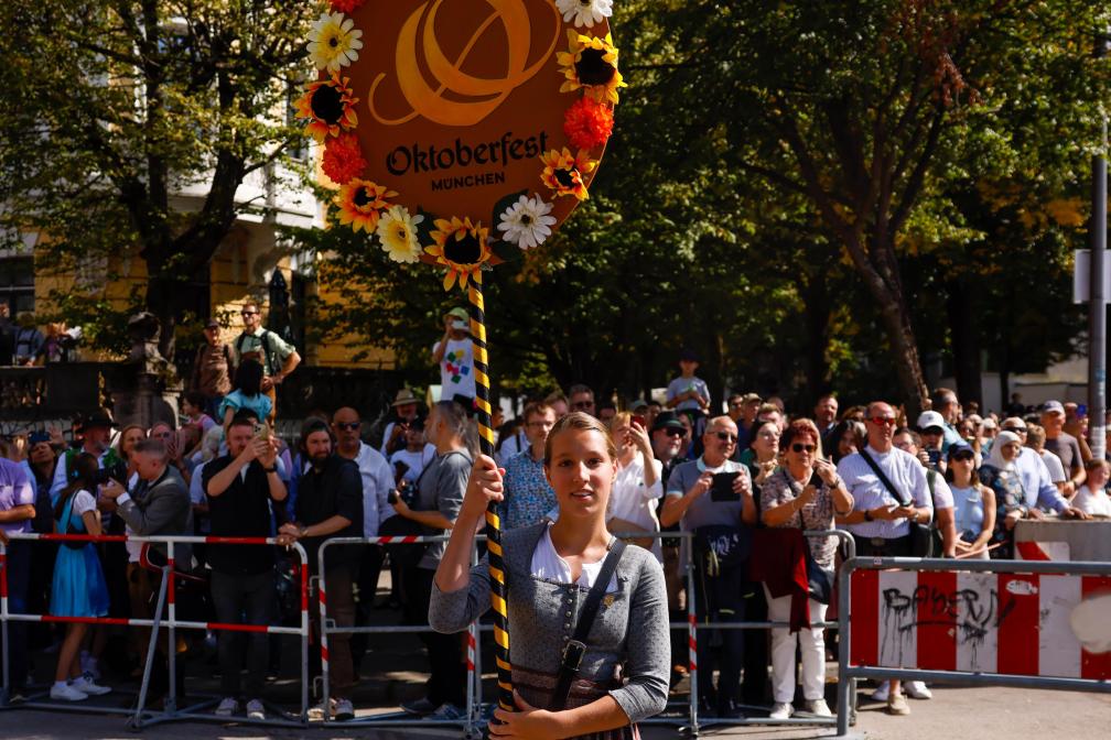 Das Spektakel zieht tausende Schaulustige an und wird live im Fernsehen übertragen.