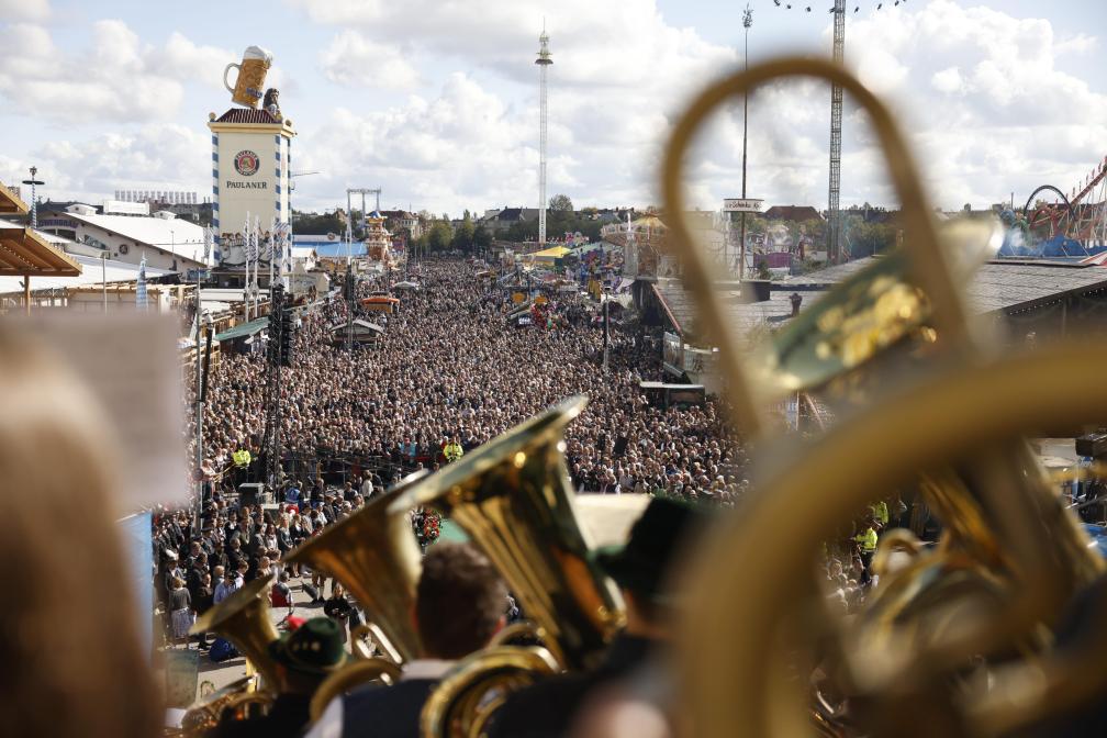 Großer Besucherandrang beim Platzkonzert der Wiesnwirte 2024
