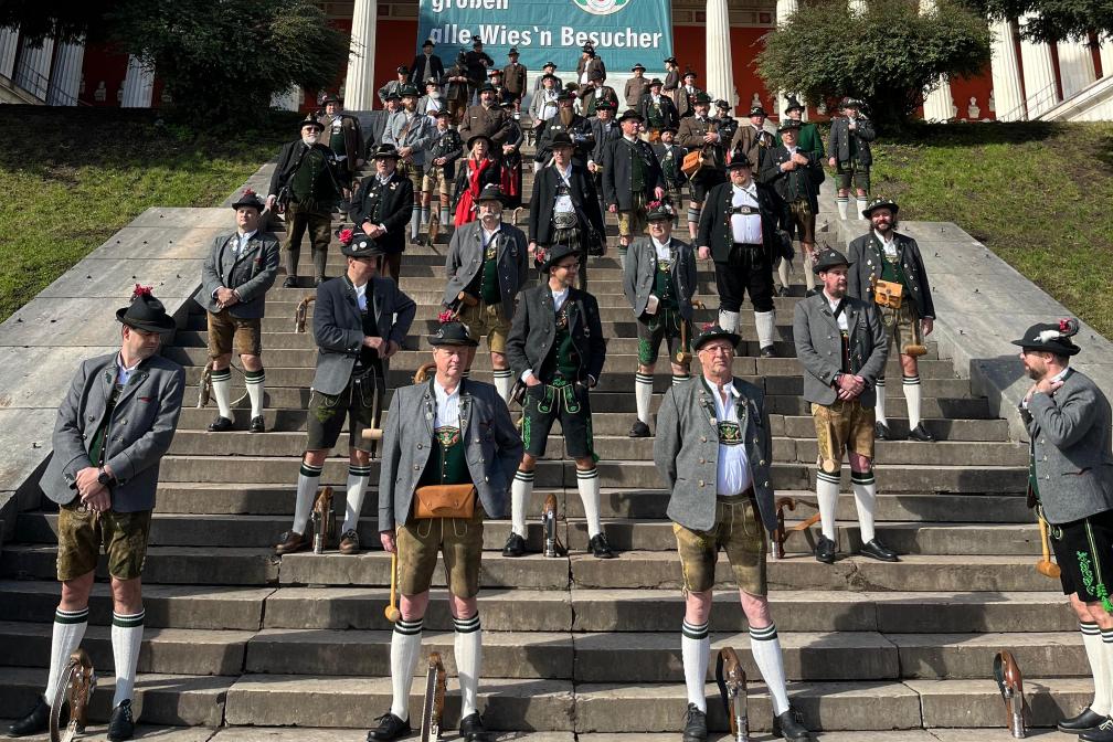 Oktoberfest 2024: Böllerschießen am letzten Tag zu Füßen der Bavaria.