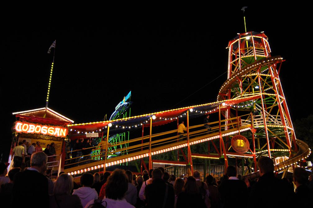 Die Ursprünge des Toboggan reichen bis nach Nordamerika des 19. Jahrhunderts, wo es Turmrutschbahnen als Attraktionen gab.