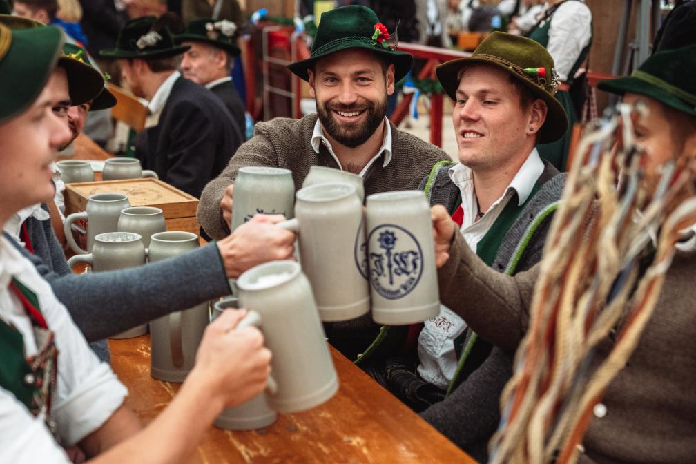Auf der Oidn Wiesn wird das Bier in Keferlohern (Steinkrügen) ausgeschenkt.