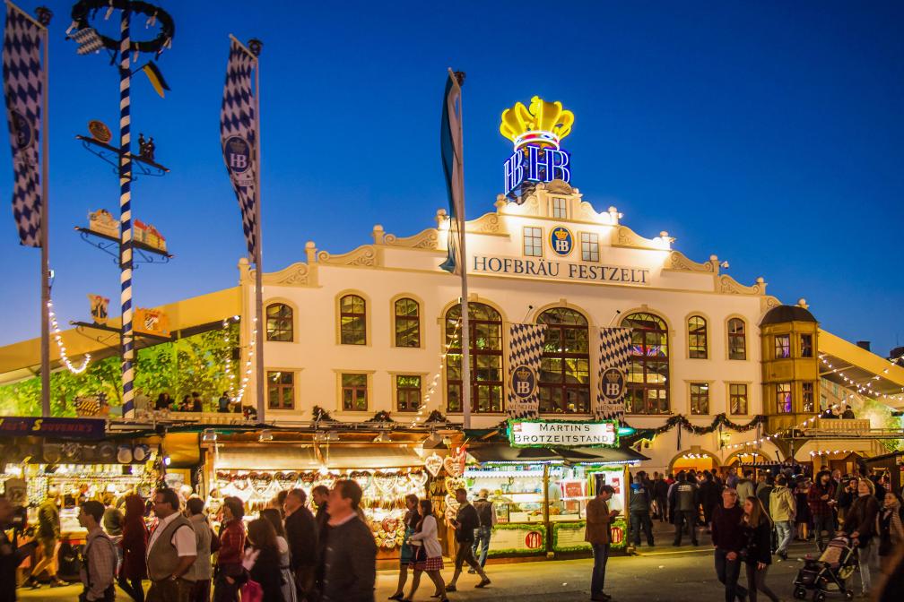 Das Hofbräu-Feszelt in der Abenddämmerung