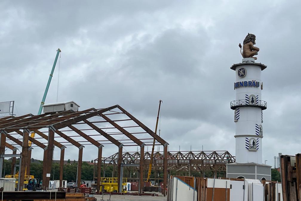 Der markante Löwenbräuturm steht bereits in der ersten Aufbauwoche auf der Theresienwiese.