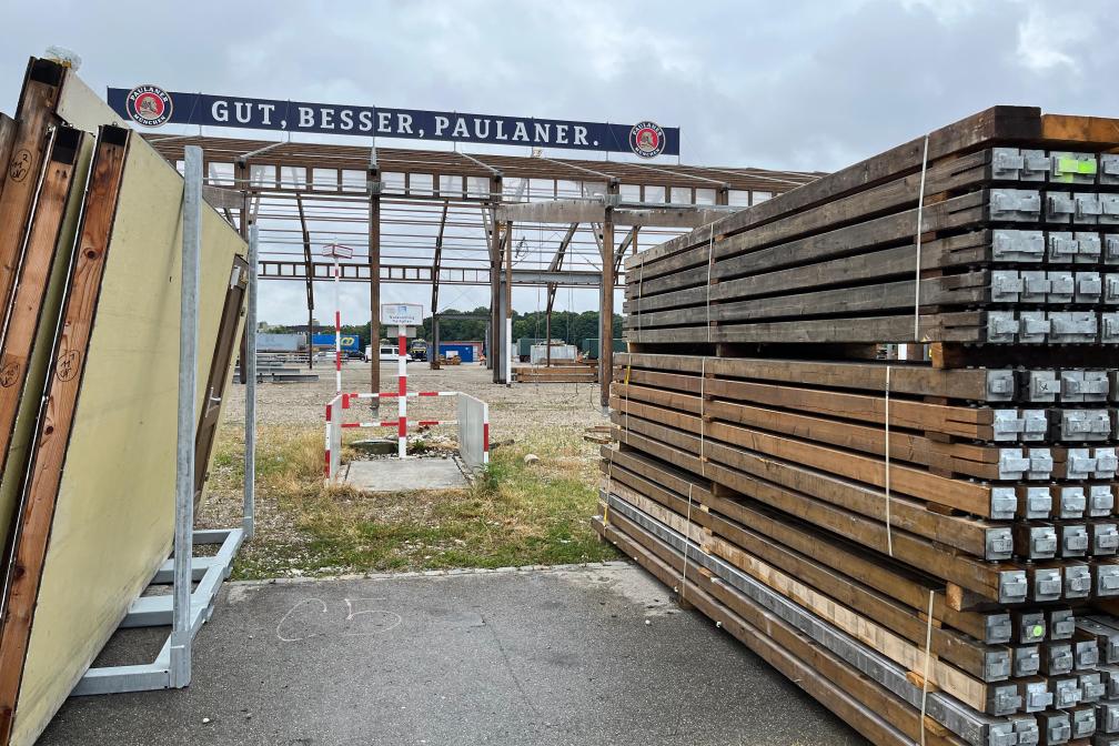 Das Paulaner Festzelt in der zweiten Aufbauwoche.